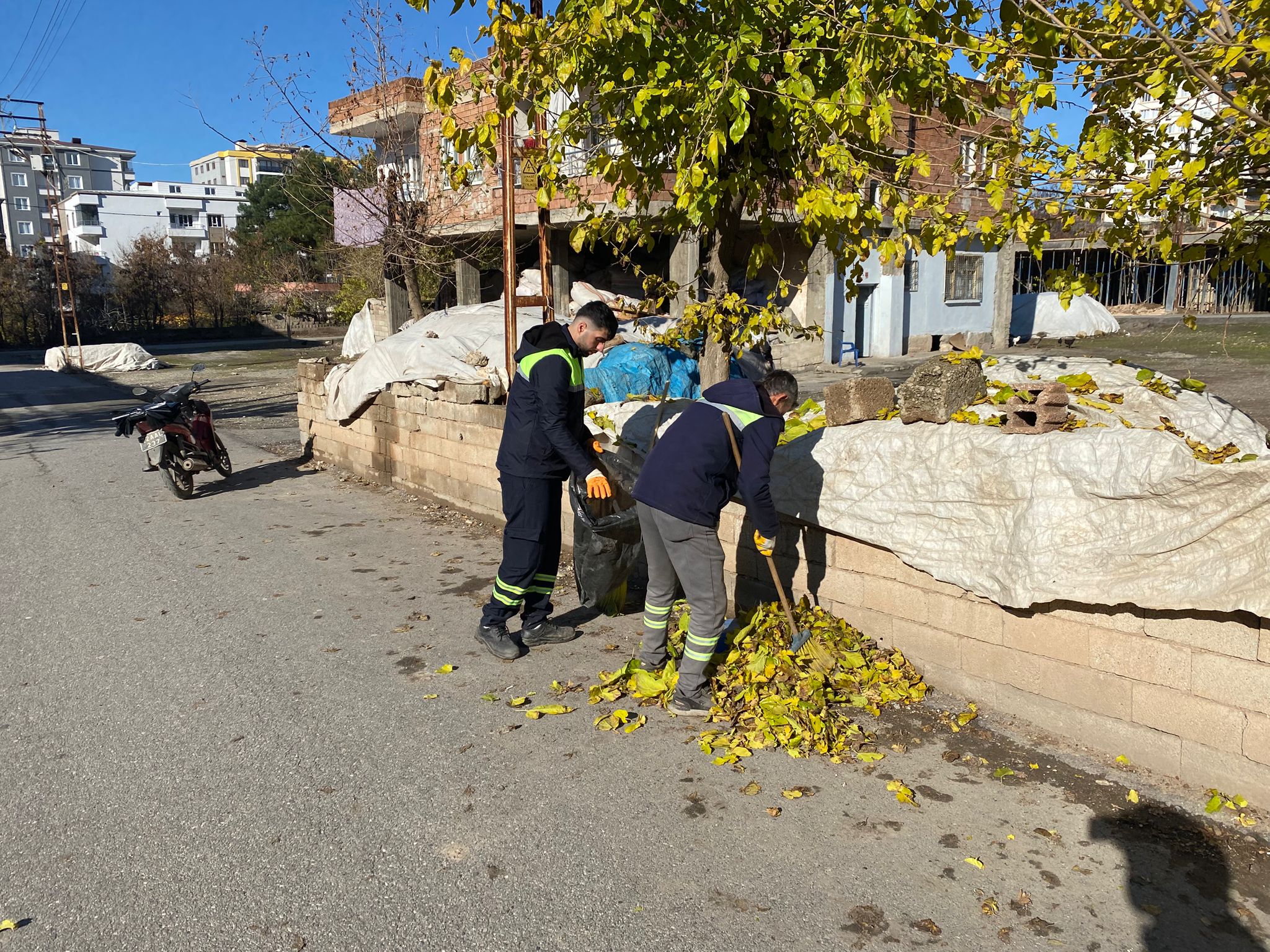 Gap Mahallesi’nde 5 Tonun Üzerinde Çöp Toplandı