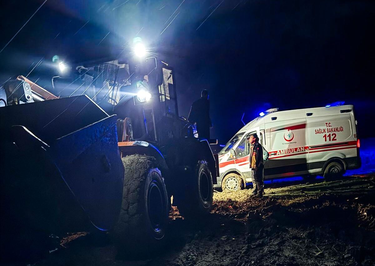Çamura Saplanan Ambulans Zamanla Yarışarak Kurtarıldı