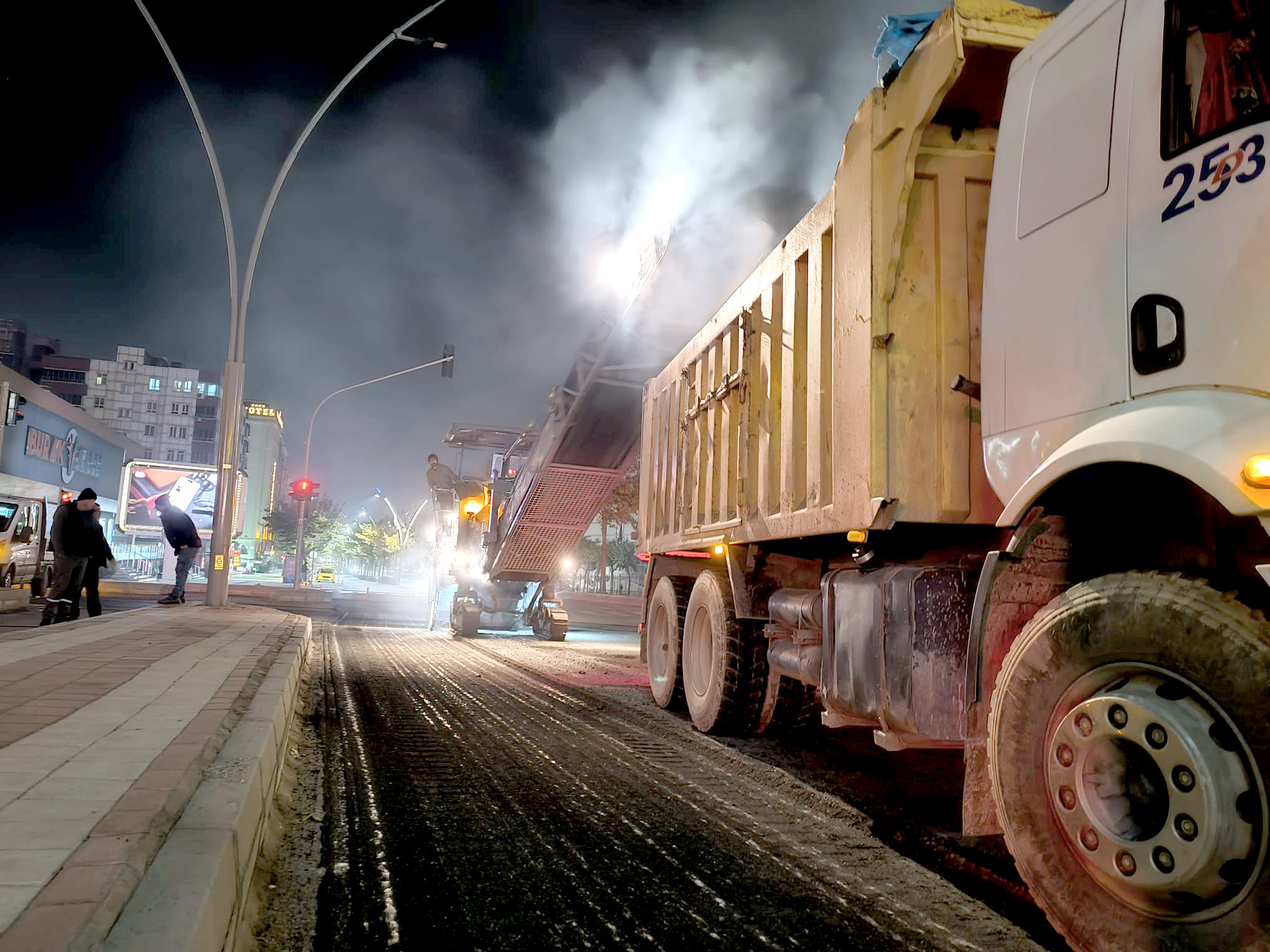 GECE YAPILDI, SABAH ASFALTLANDI