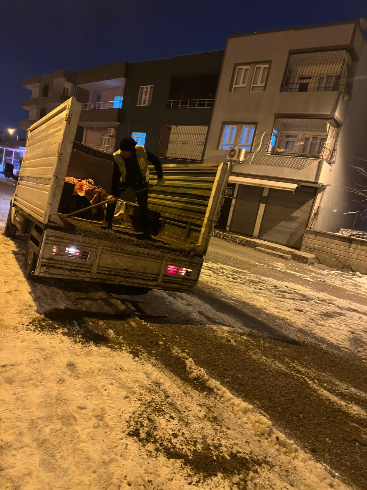 Belediyeden Sokak Sokak Buzlama, Tuzlama Ve Solüsyon Çalışması