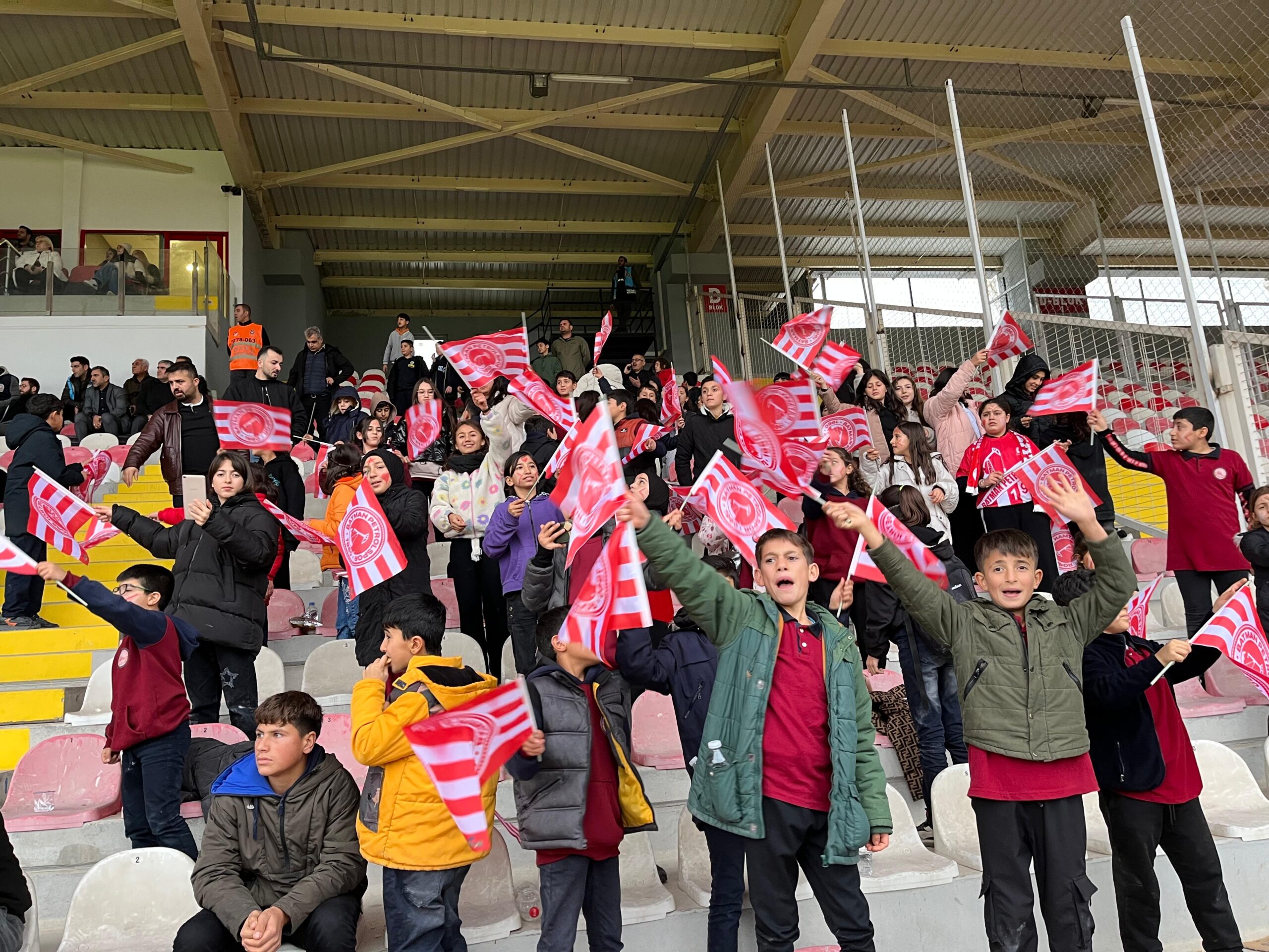  “Ben de Varım” Projesiyle Çarıklı Ortaokulu Öğrencilerine Stadyum Keyfi