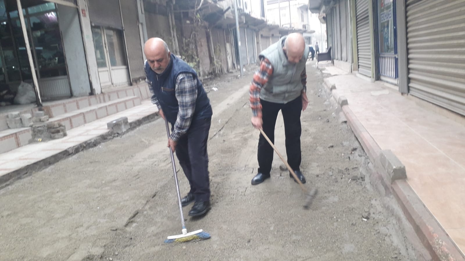 Taş döşeme sonrası kum sorununa esnaftan tepki