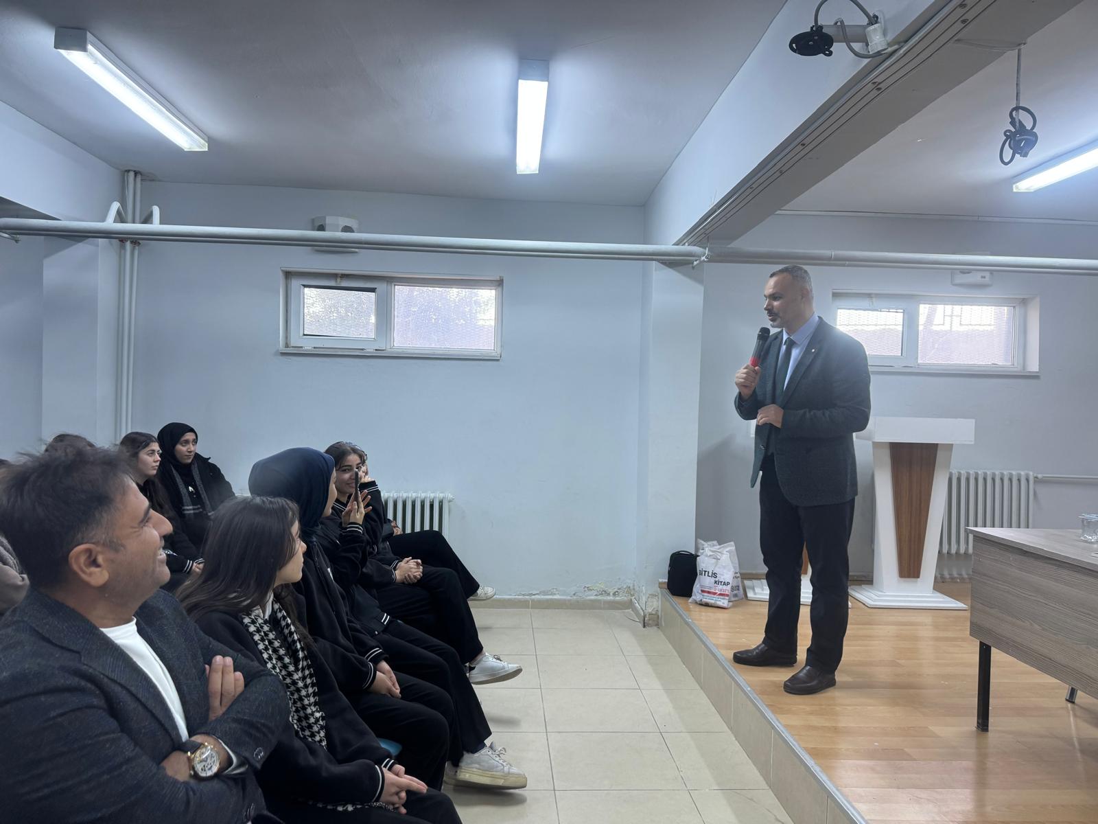 Cizre’de “Başarıda Arkadaş Seçimi” Konferansı