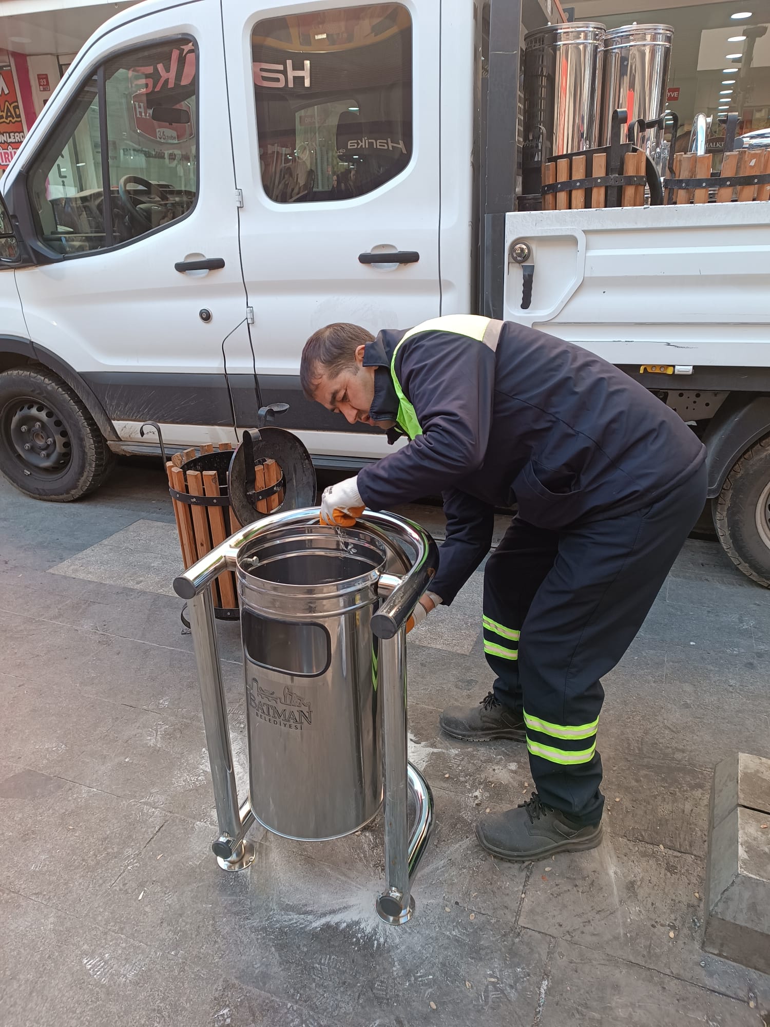 Batman Belediyesi 32 Adet Sallamalı Çöp Kovası Yerleştirdi