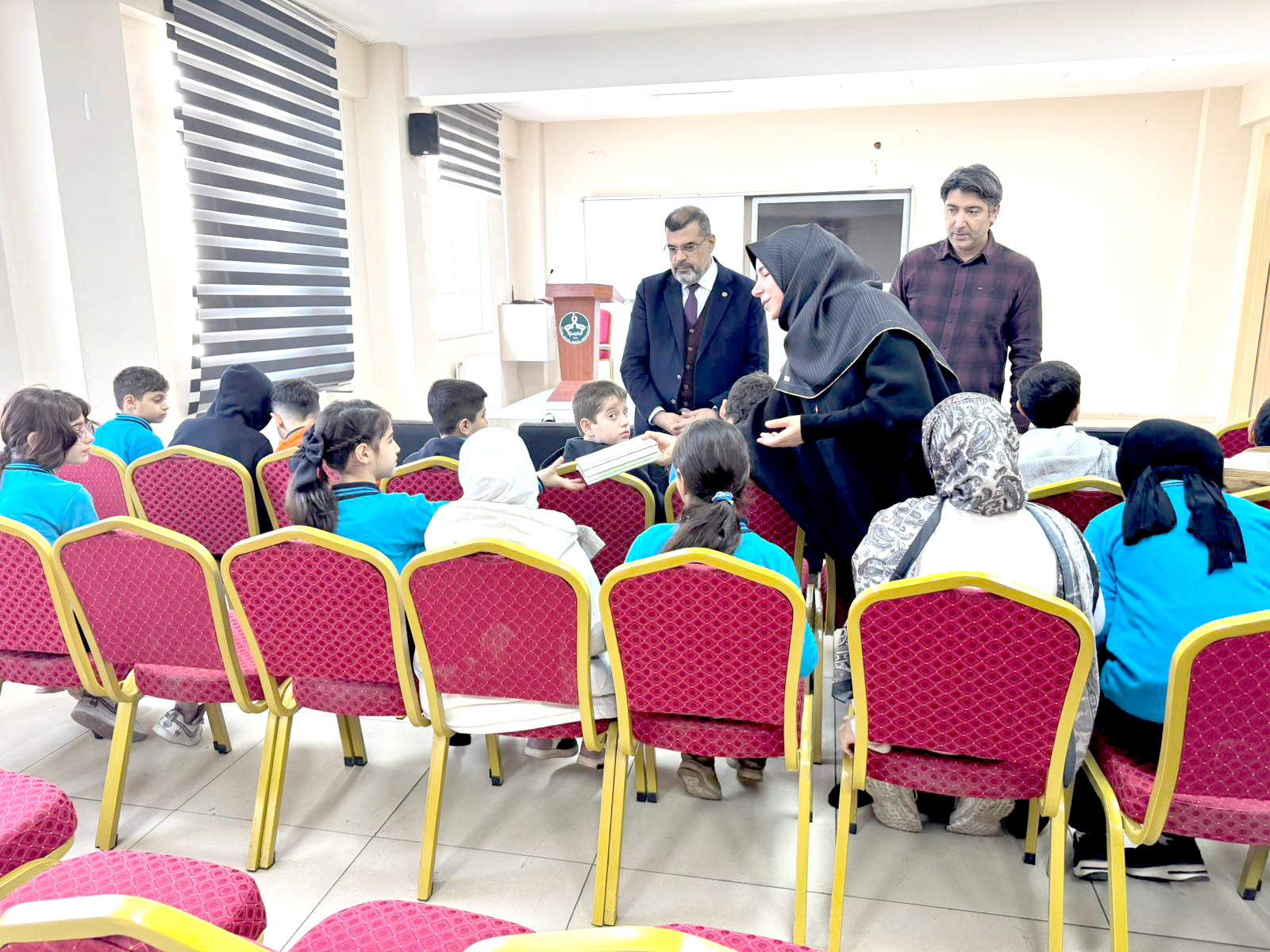 Öğrencilere Kur’an-ı Kerim Hediye Edildi