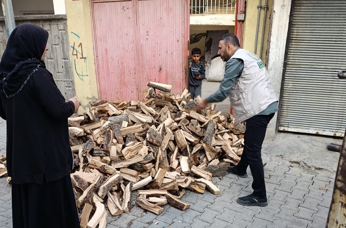 İHH’den Yetim ve İhtiyaç Sahiplerine Kış Desteği: 20 Ton Odun Dağıtıldı
