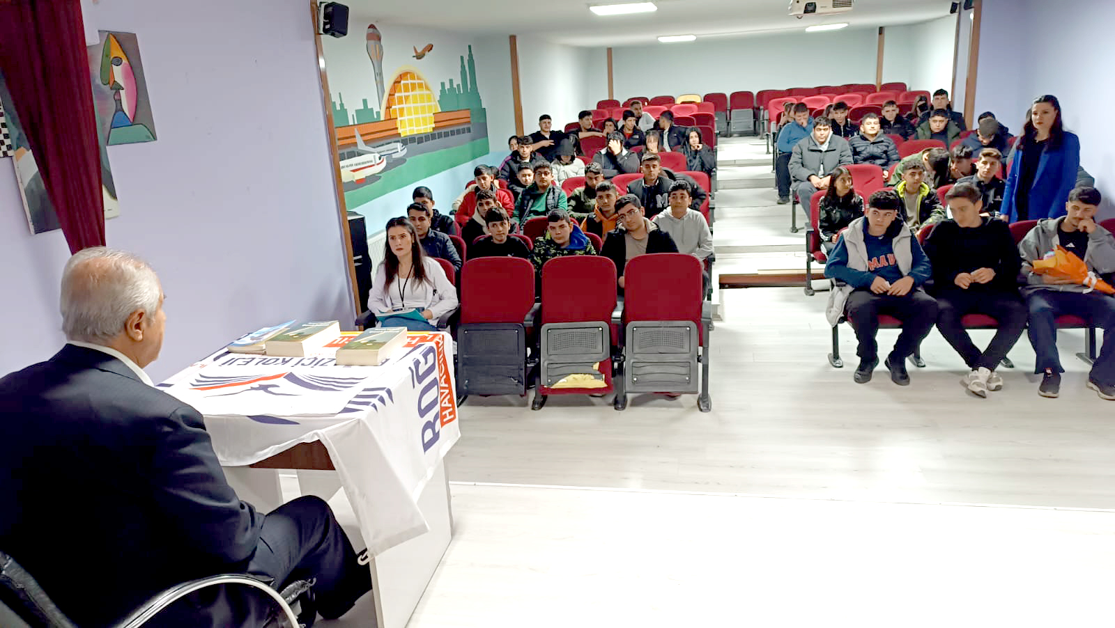 Boğaziçi Koleji’nde Yazar Kemal Tarhan gençlerle buluştu