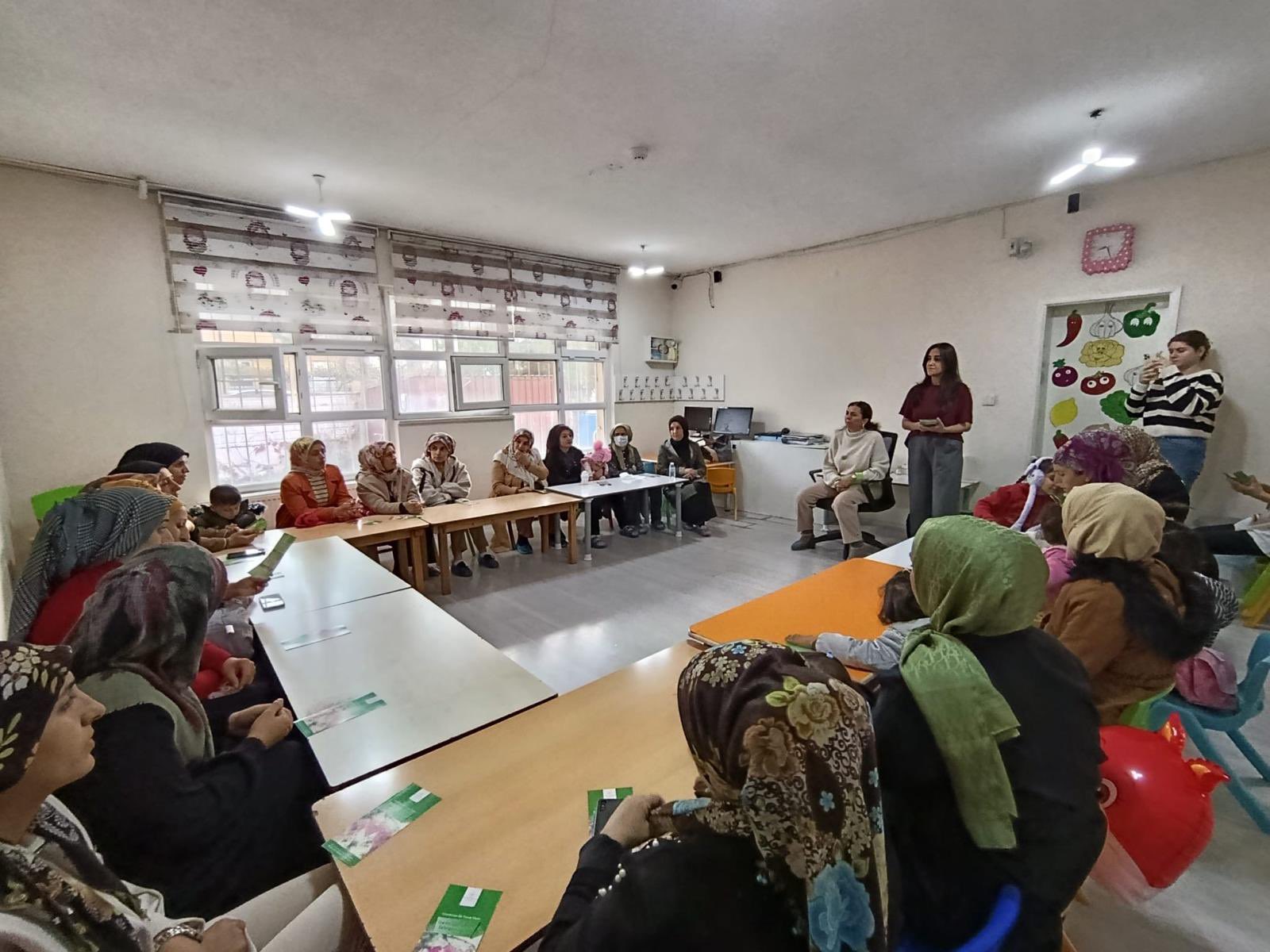 Anaokulu Velilerine Meme ve Rahim Ağzı Kanseri Eğitimi