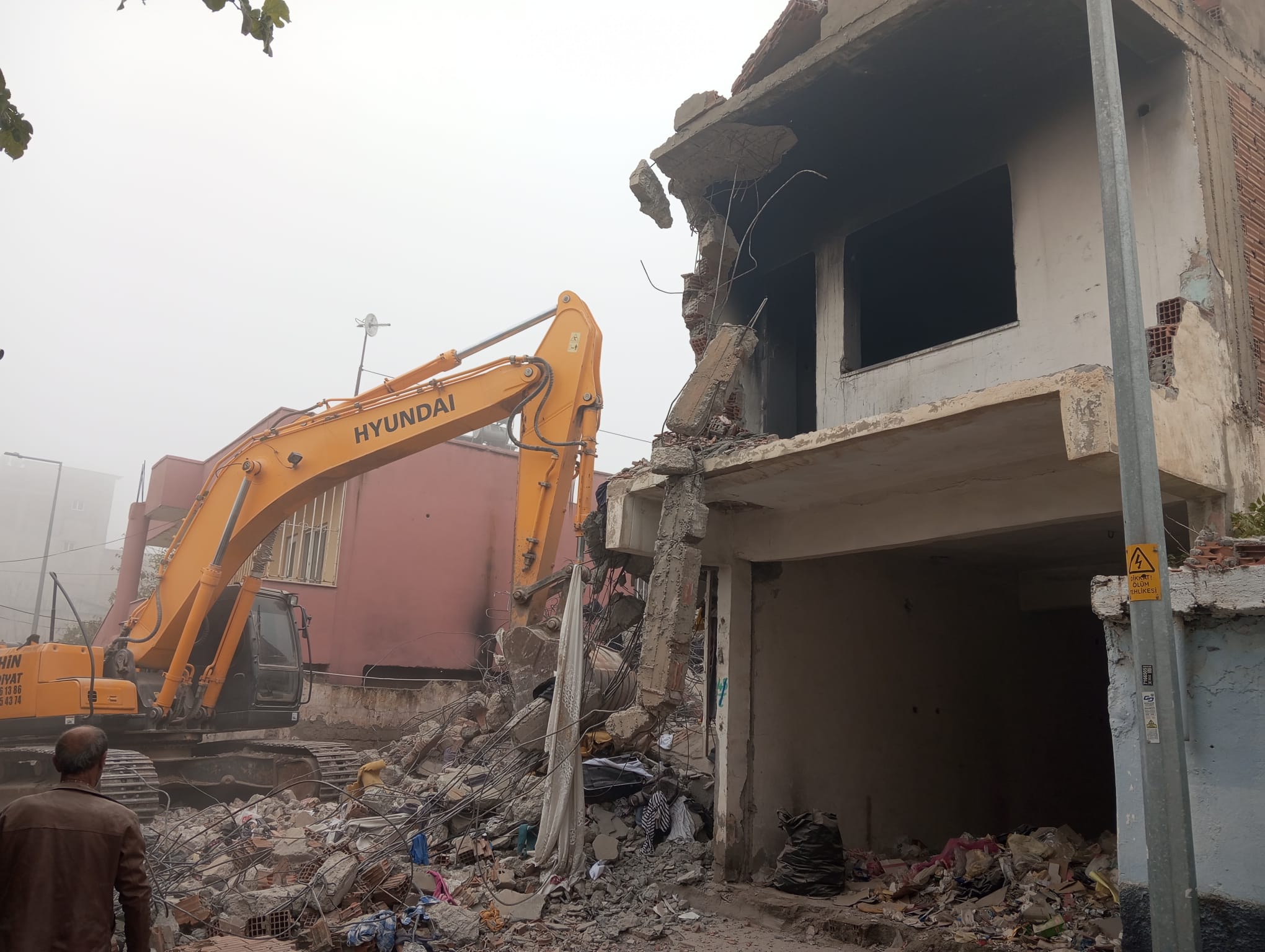 Tehlike arz eden 6 Metruk bina yıkıldı