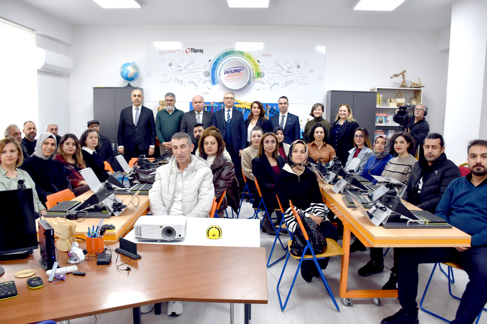 Öğretmenlere “Enerjimiz Geleceğe; Kodluyorum, Modelliyorum, Üretiyorum” eğitimi verildi