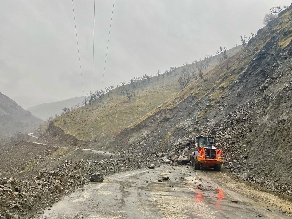 Sason’da yoğun yağış sonrası kapanan köy yolları ulaşıma açıldı