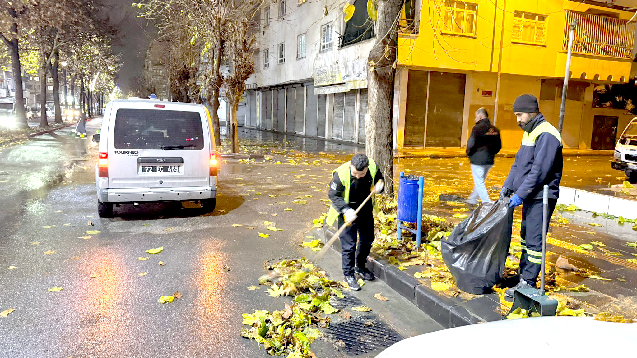 Sağanak öncesi ve sonrası 15 ton yaprak toplandı