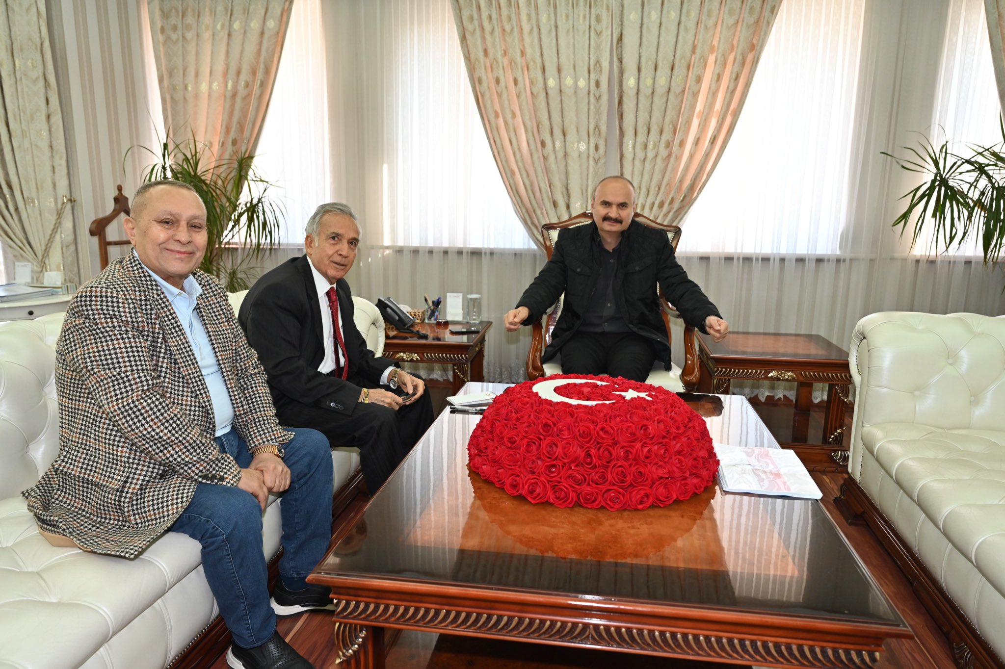 Gazeteci-Yazar Yavuz Donat’tan Vali Ekrem Canalp’e Ziyaret