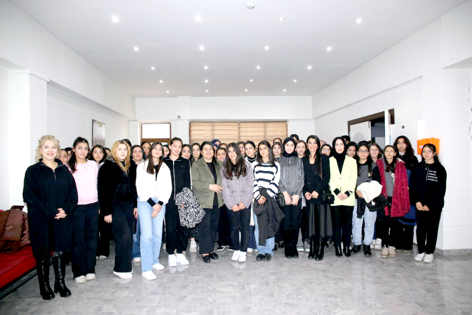 Dr. Ayten Canalp, Kız Öğrencilerle Tecrübelerini Paylaştı