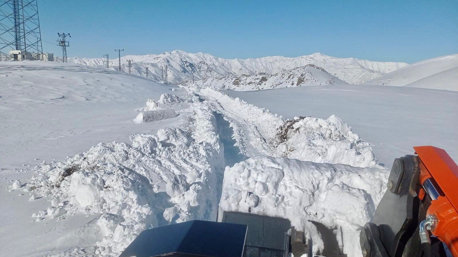 Hasankeyf ve Sason’da Karla Mücadele aralıksız sürüyor