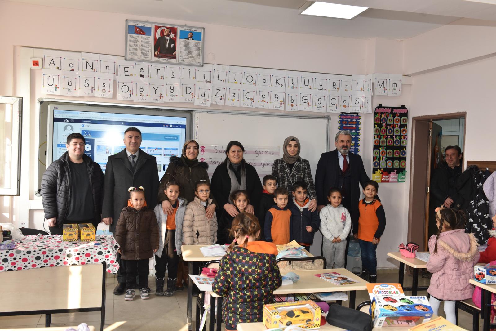 Köy Okuluna Anlamlı Ziyaret