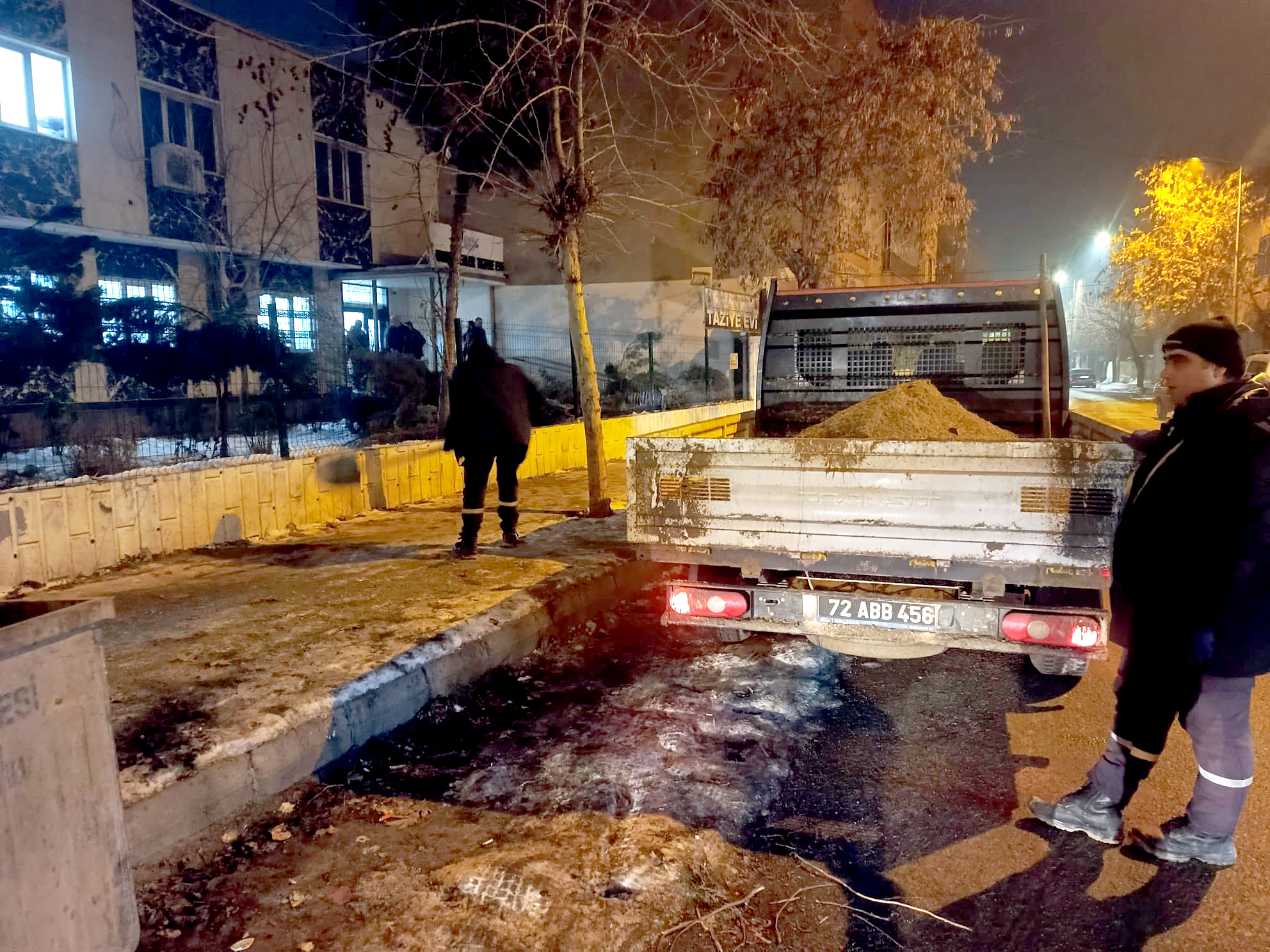 Belediye Ekiplerinden Sokak Sokak Tuzlama