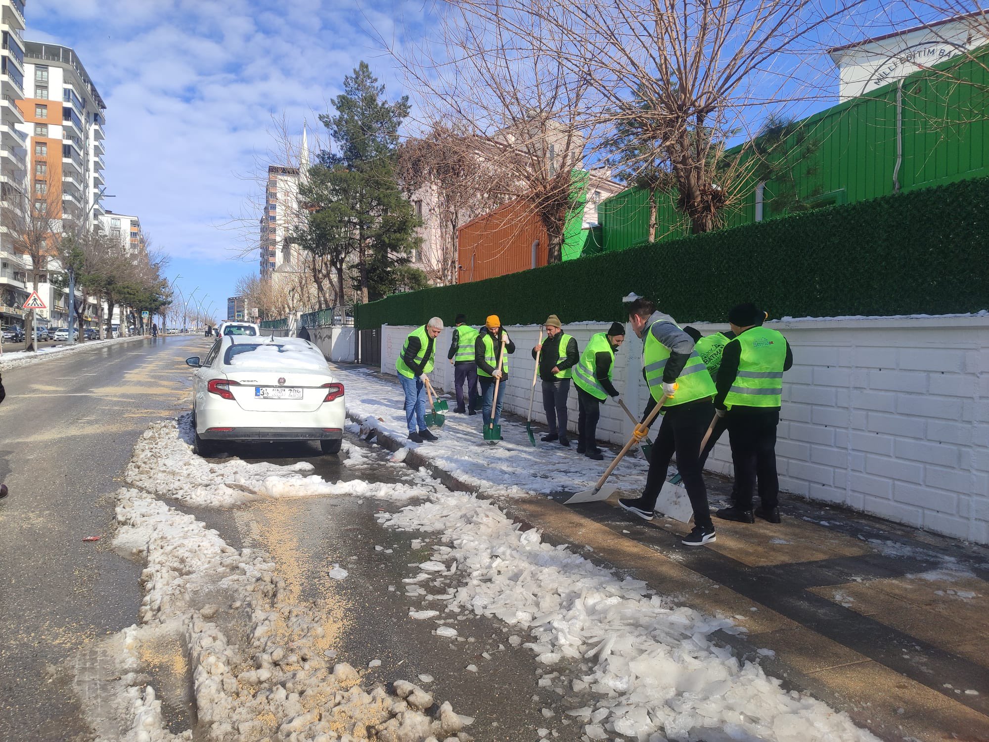 Buzlanmaya karşı kaldırımlar temizlendi