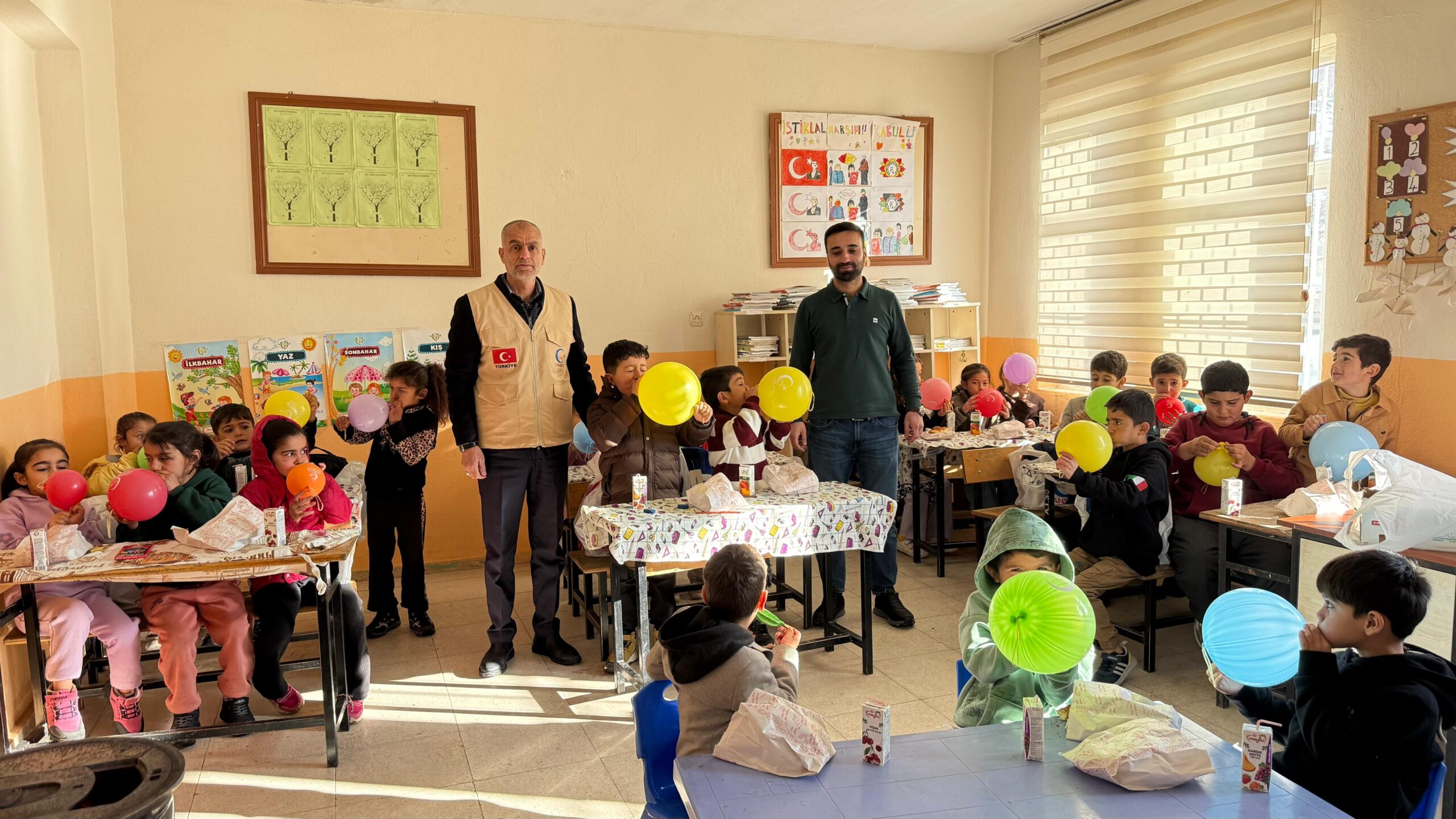 Cansuyu Gönüllüleri Kozluk’ta Öğrencilerin Karne Sevincine Ortak Oldu