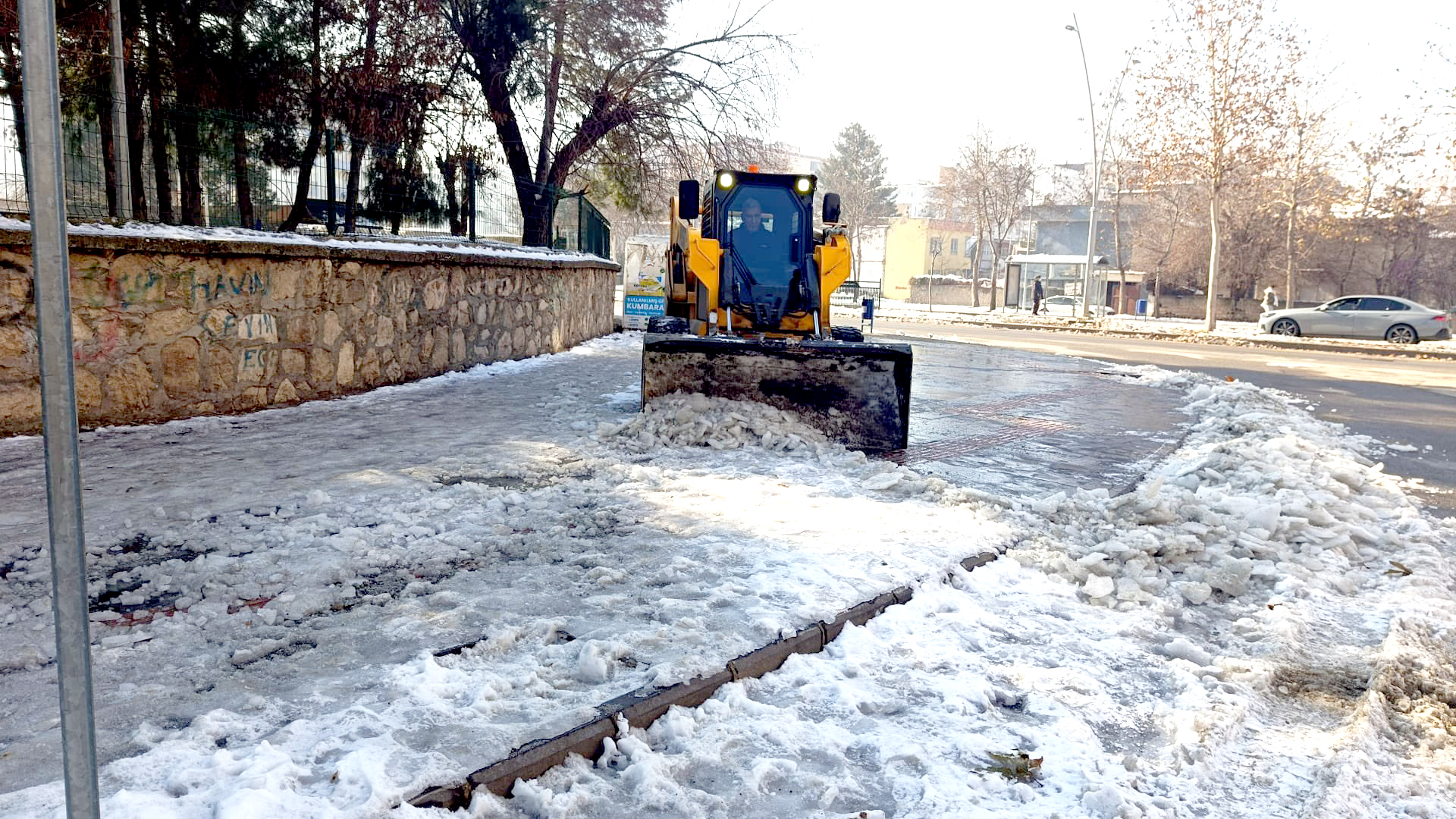 Kaldırımlar tek tek temizleniyor