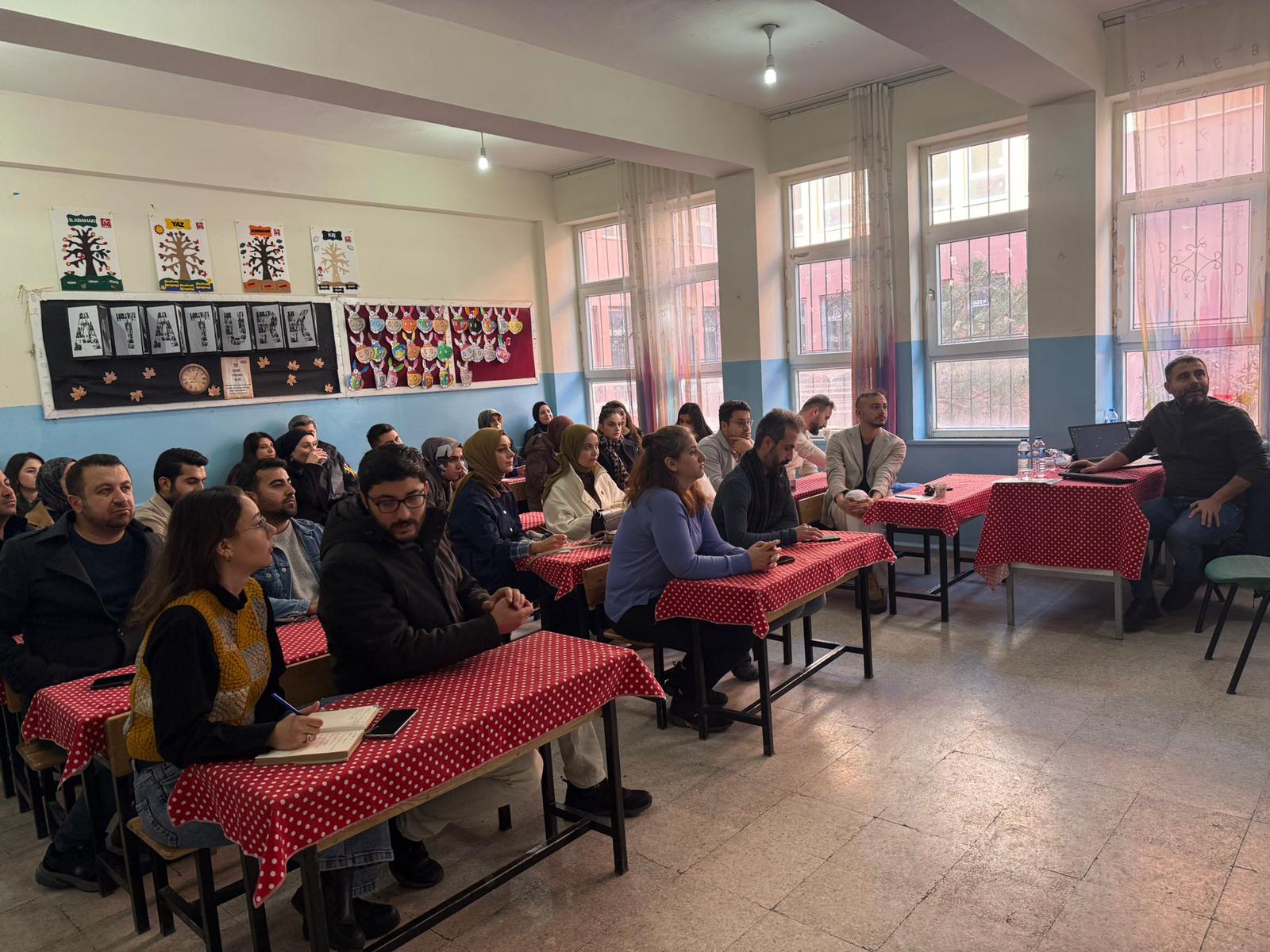 Kozluk’ta Öğretmenlere Yönelik Erasmus+ Projeleri Bilgilendirme Eğitimi