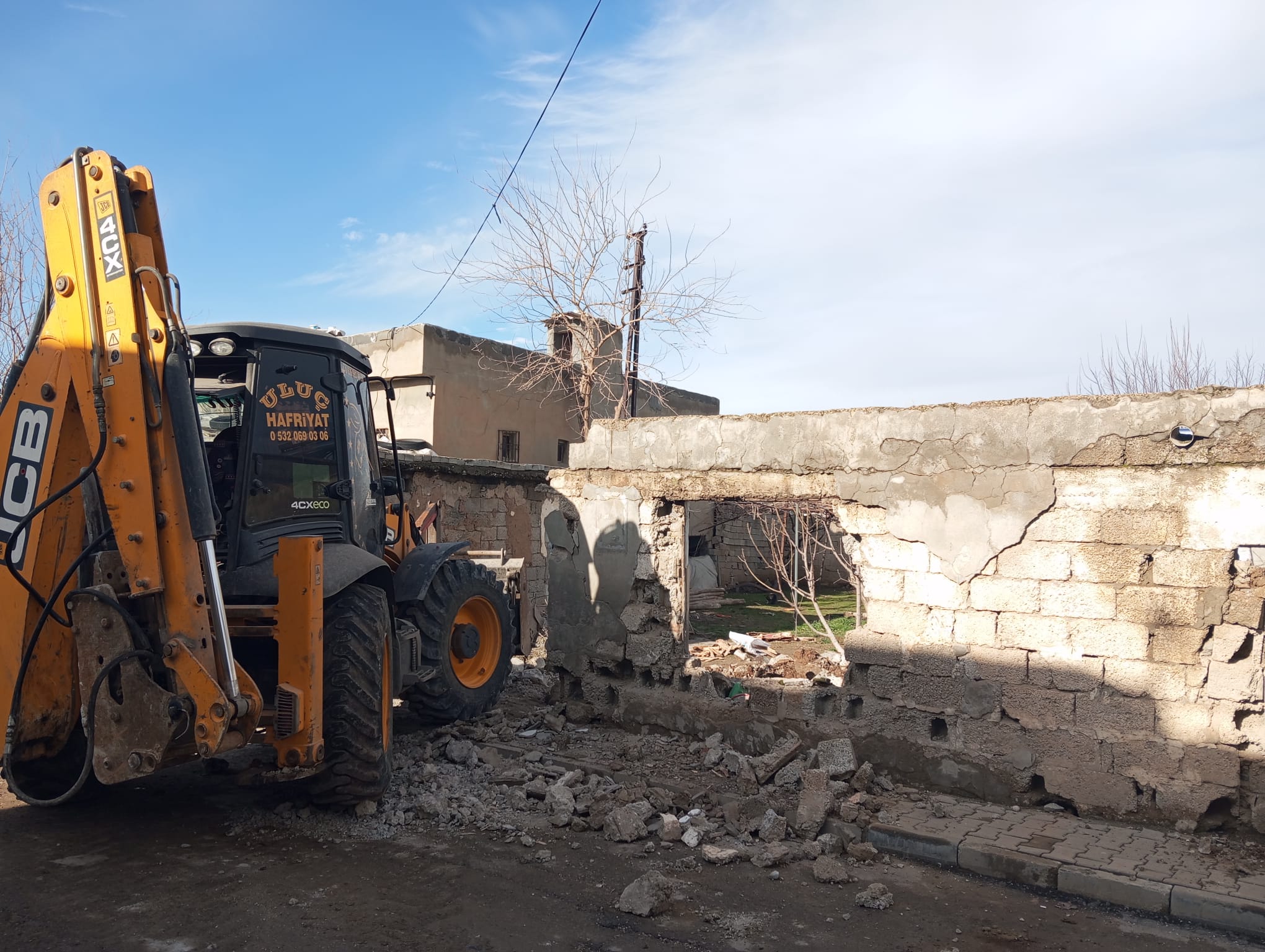 Batman Belediyesi’nden Metruk Bina Yıkımı