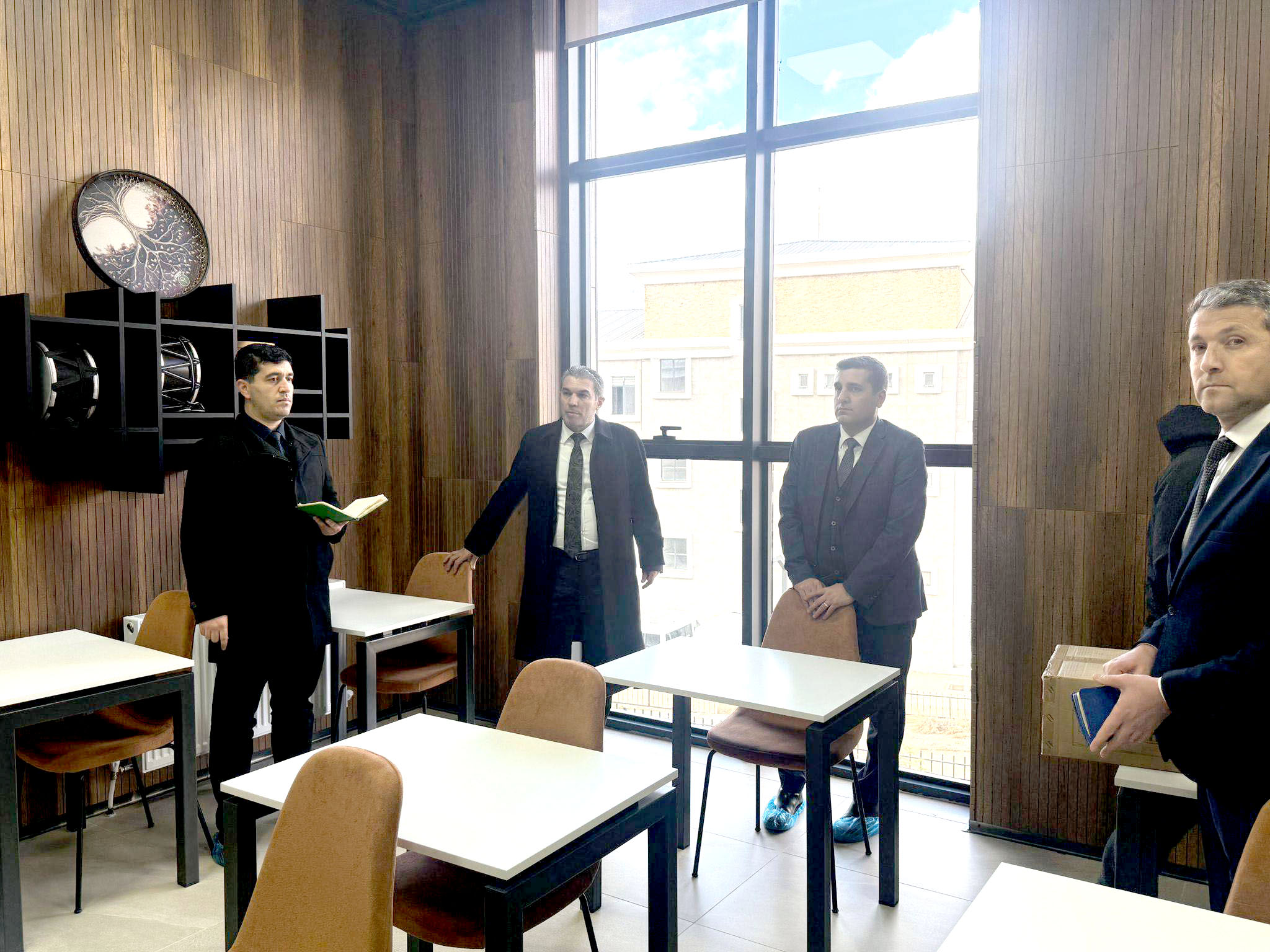 Yeni kütüphanede incelemede bulundu