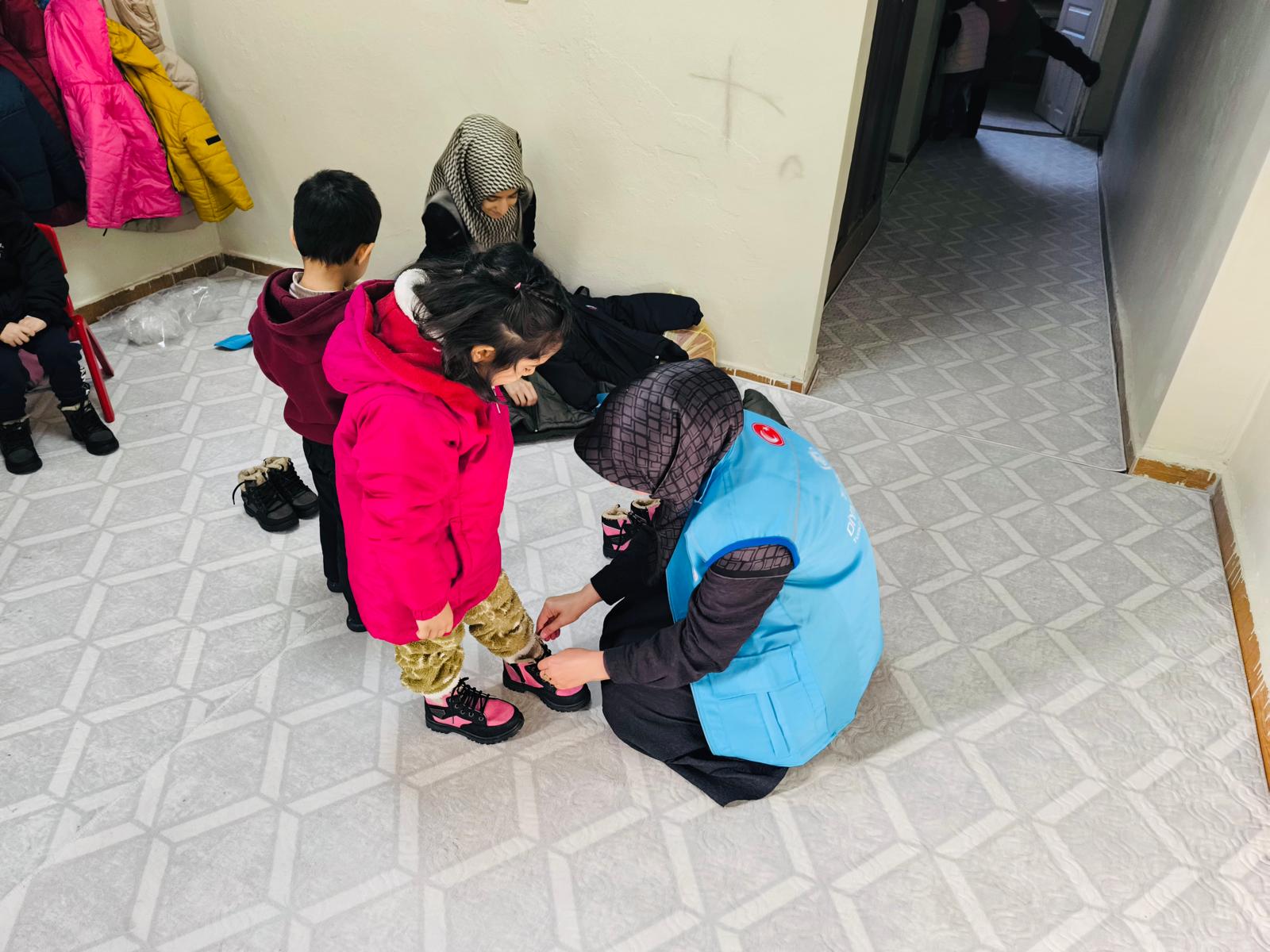 TDV Batman Şubesinden İhtiyaç Sahibi Ailelere Bot ve Mont Yardımı