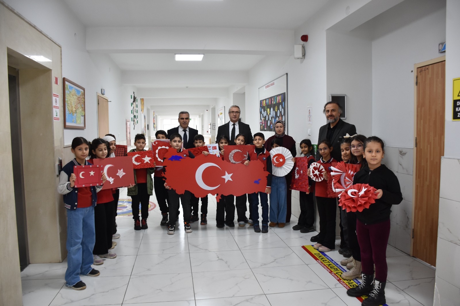 İkinci Dönemin İlk Dersi “Bayrak Sevgisi” Oldu