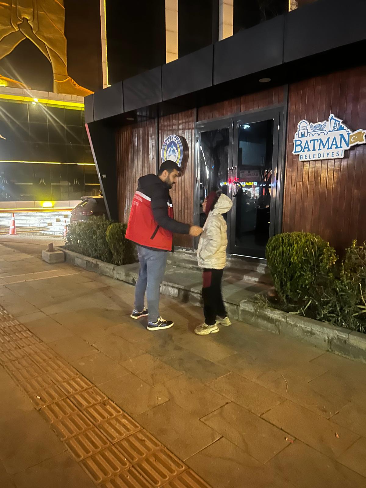 Çocuklar Güvende ekibi sokakta çalışan çocukları tespit ediyor