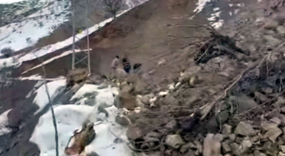 Köy yolları heyelan yüzünden kapandı