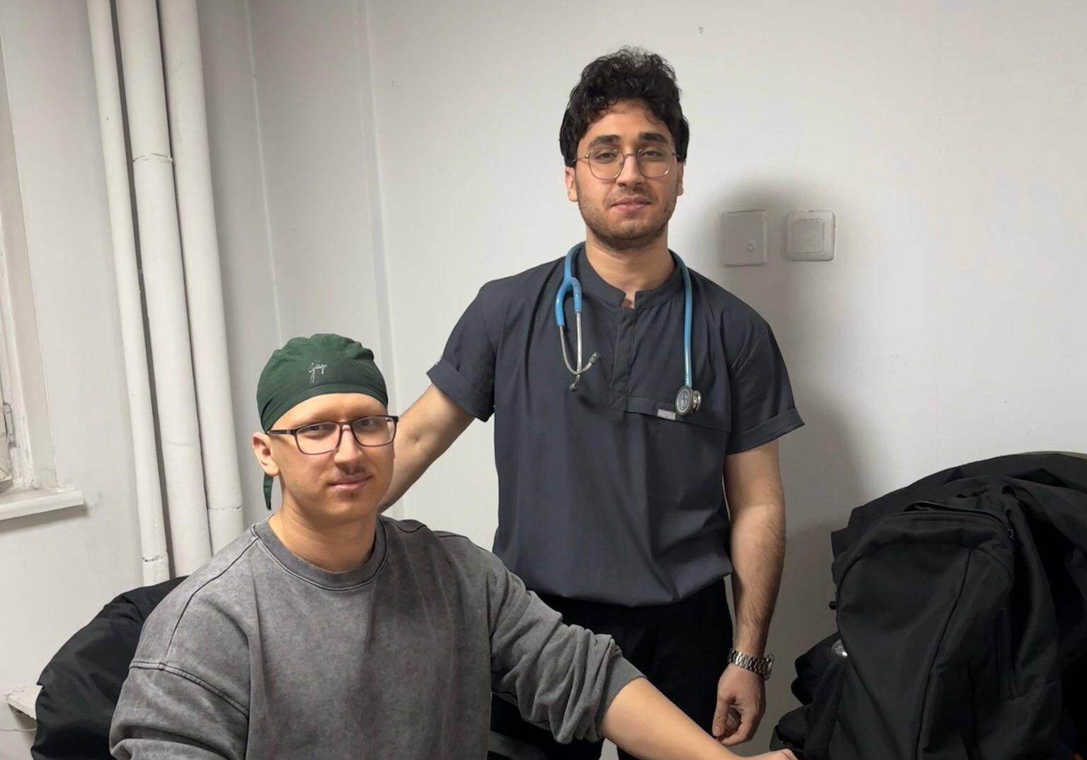 İkiz Doktorlar Aynı Nöbette Şifa Dağıtıyor