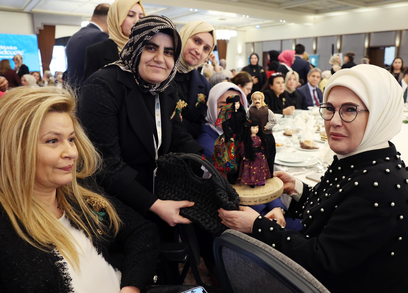 Seval Aksoy’dan Emine Erdoğan’a Anlamlı Hediye