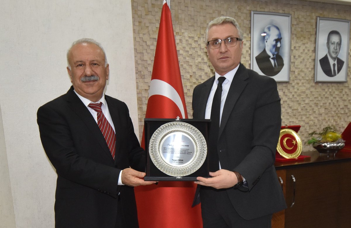 İl Millî Eğitim Müdürü Ciğer’den Şehmus Kalkan’a Plaket