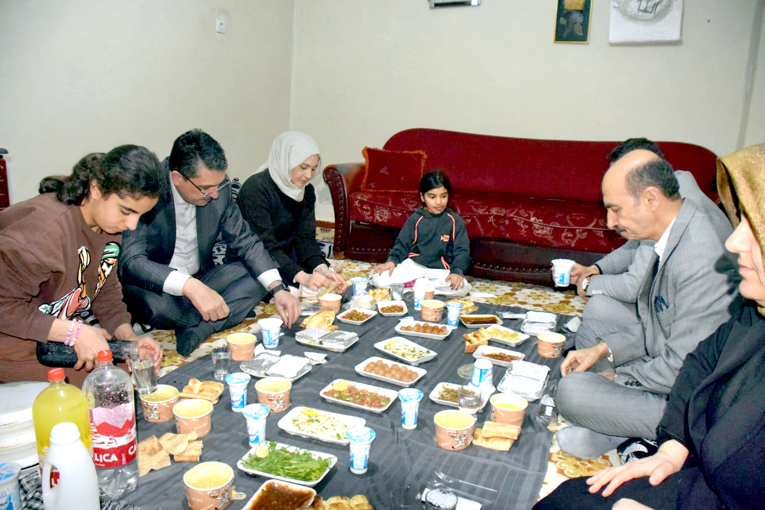 Nasıroğlu Çifti Karşıyaka’da İftar Sofrasına Konuk Oldu