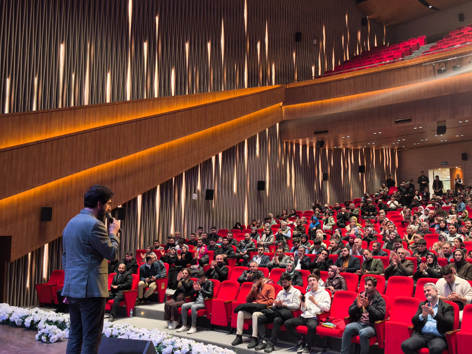 Serdar Tuncer Batman’da Gençlerle Buluştu