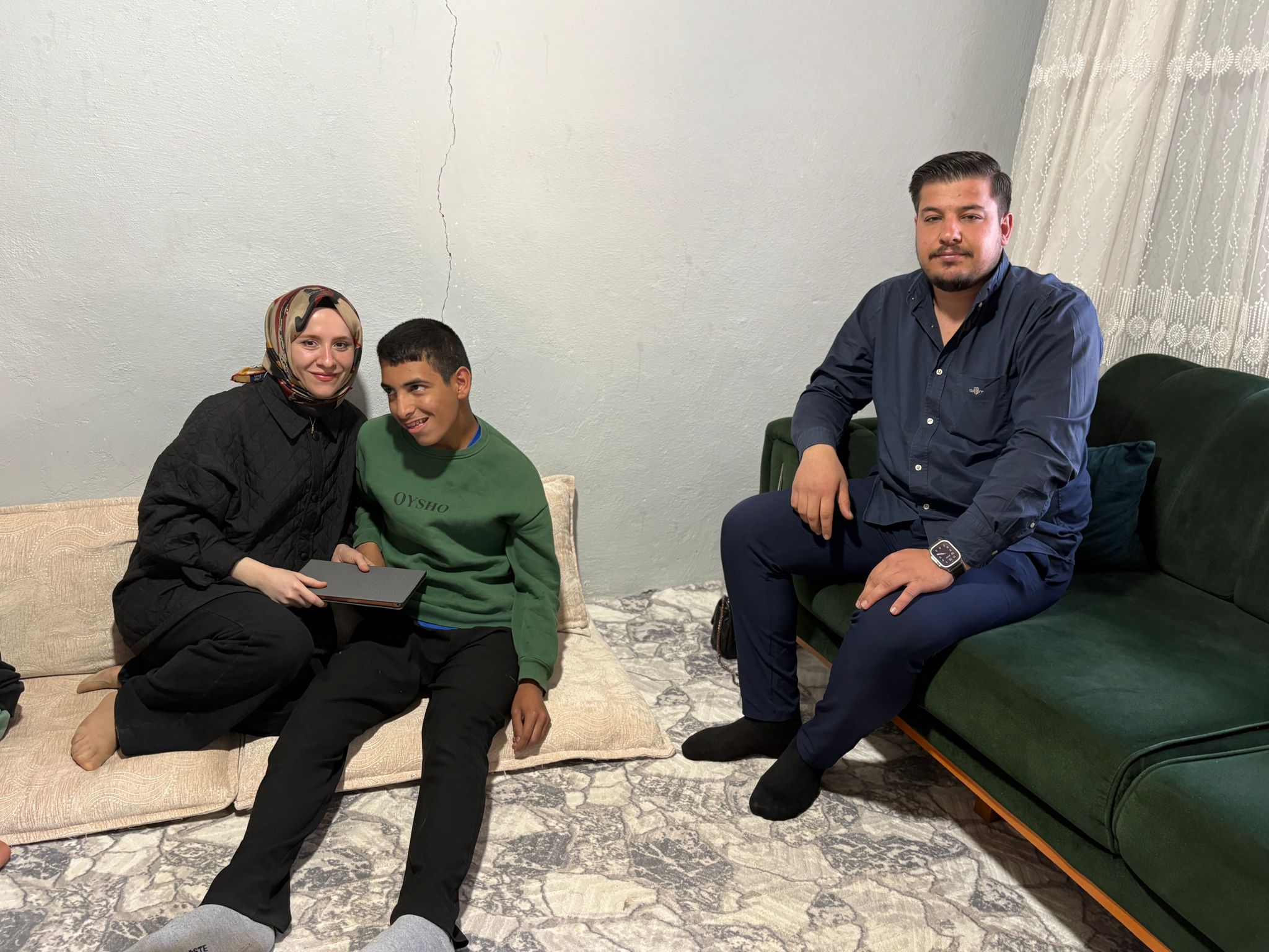 AK Parti Batman Teşkilatı’ndan Engelli Öğrenciye Tablet Desteği