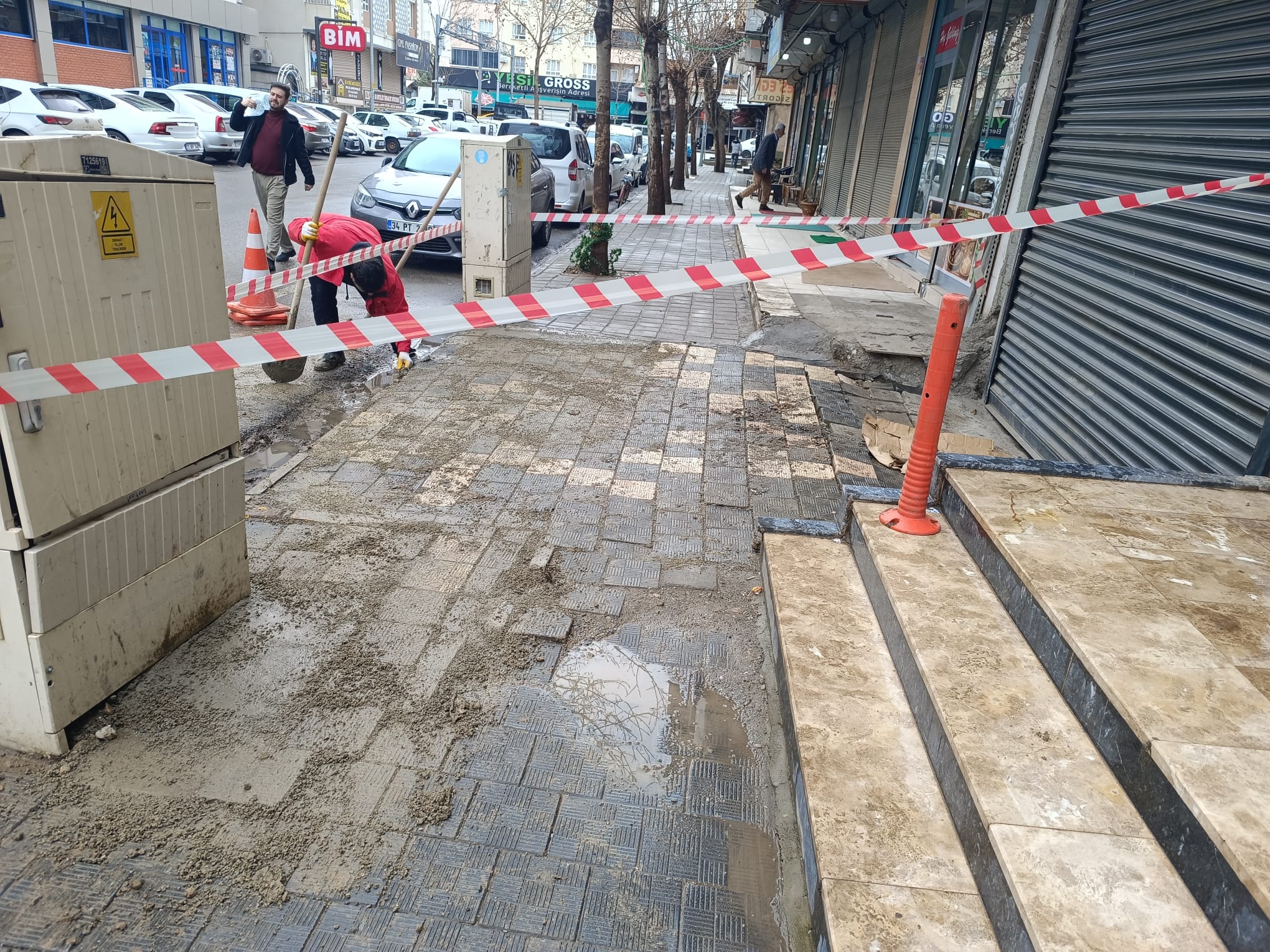 Yol ve Kaldırımlar yenileniyor