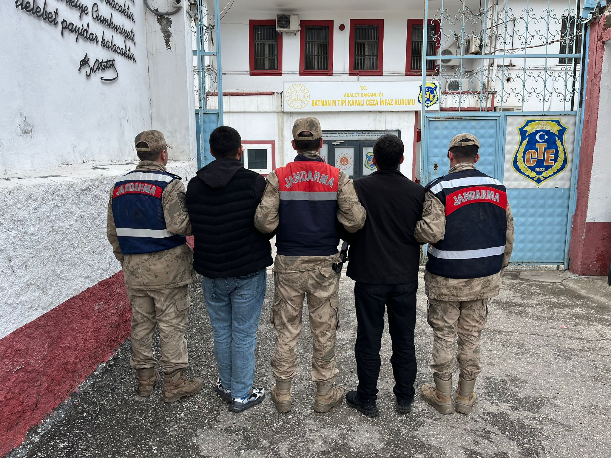 JANDARMA’NIN DİKKATİNDEN KAÇAMADILAR: TOPLAM 15 YILI AŞKIN HAPİS CEZASI BULUNAN ŞAHISLAR YAKALANDI