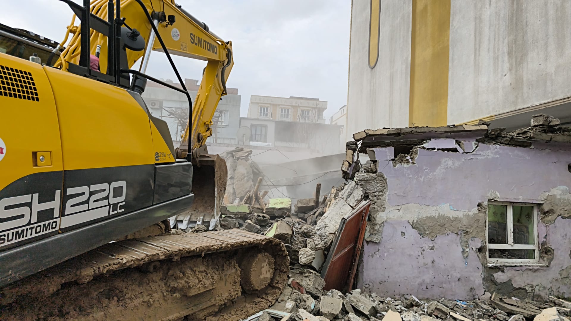 Aydınlıkevler’deki Metruk Yapı Yıkıldı