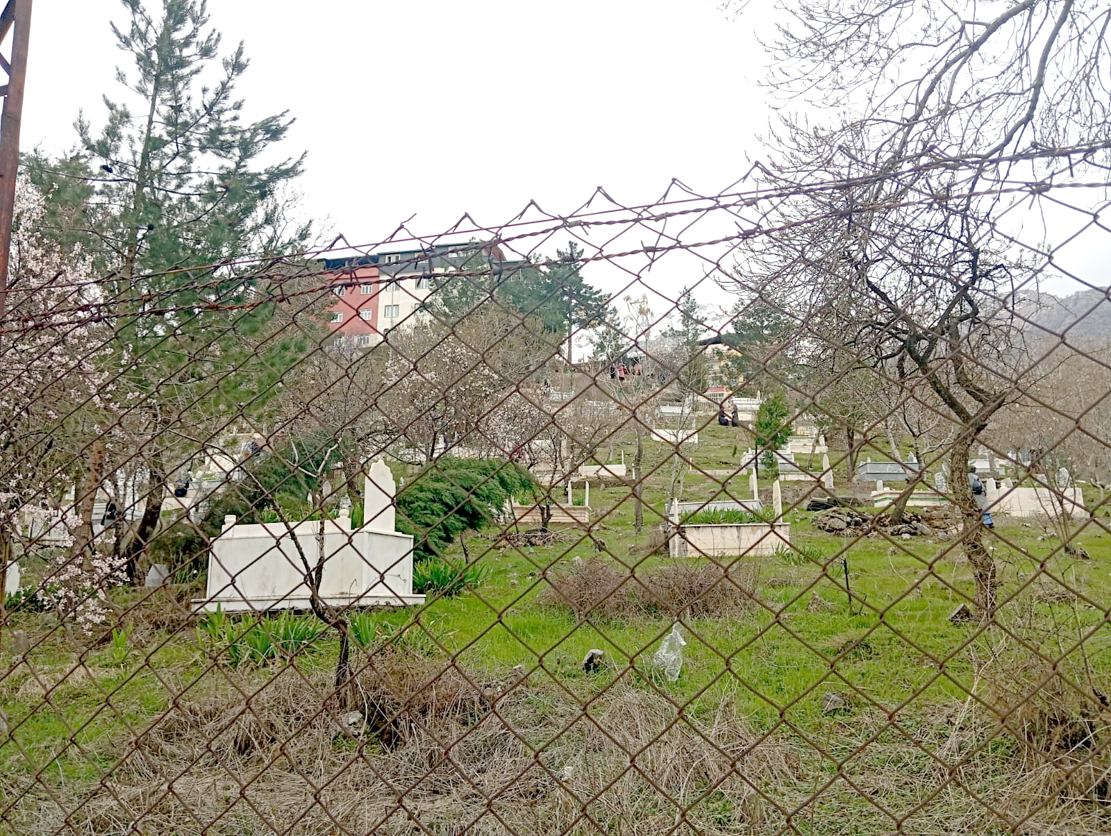 Arefe günü mezarlıklar doldu taştı