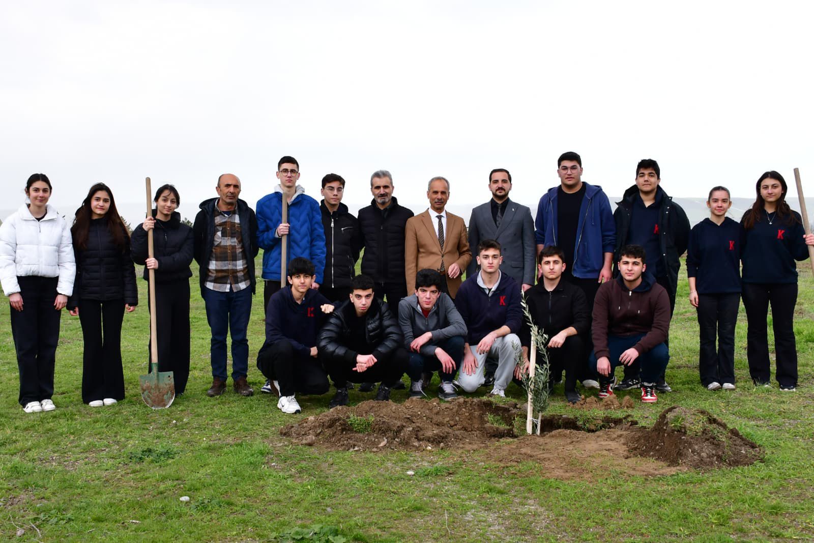 Öğrenciler geleceğe 60 zeytin fidanı dikti
