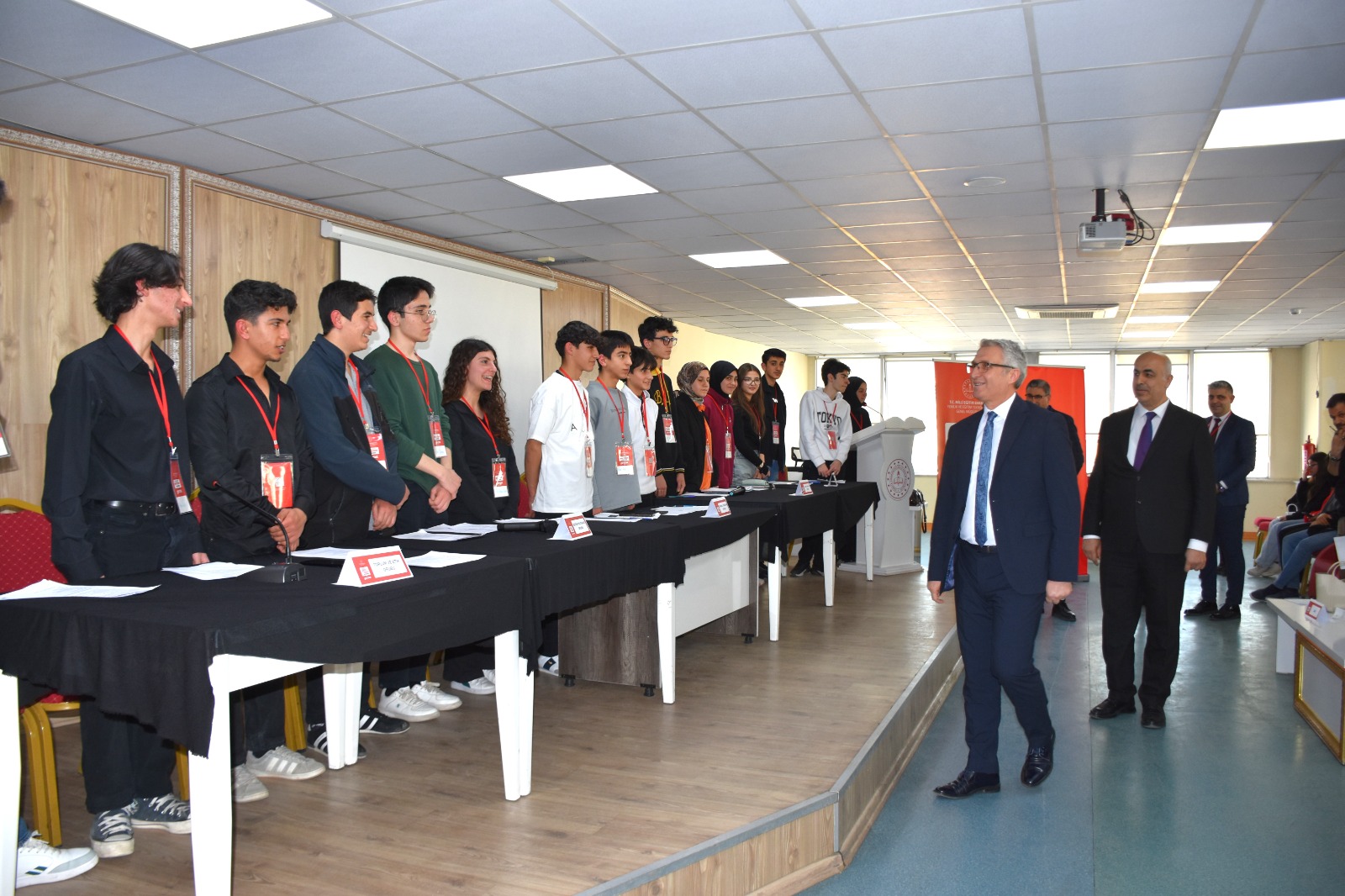 GENÇTEK Öğrenci Grupları Fikirlerini “Hack The Idea”da Akranlarıyla Paylaştı