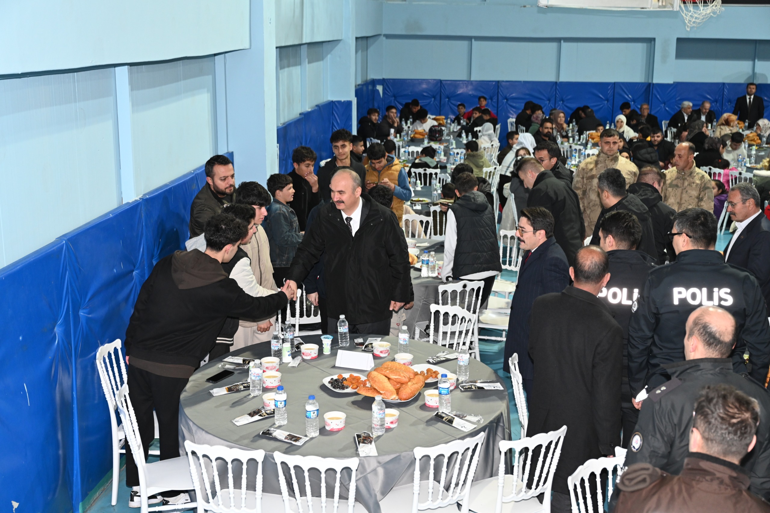 Vali Canalp, Beşiri’de vatandaşlarla iftar sofrasında bir araya geldi