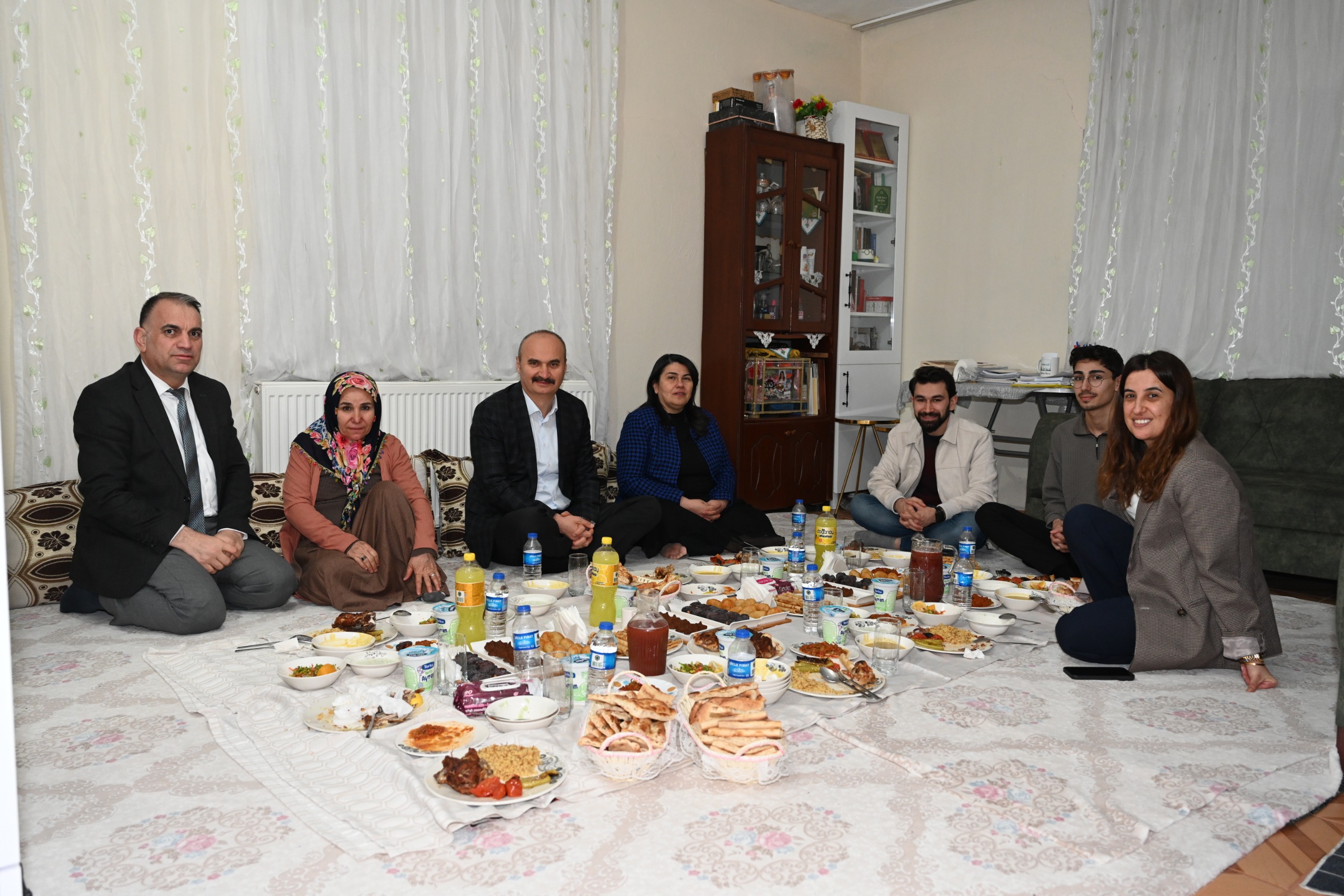 Canalp çifti Toru ailesinin iftar sevincine ortak oldu