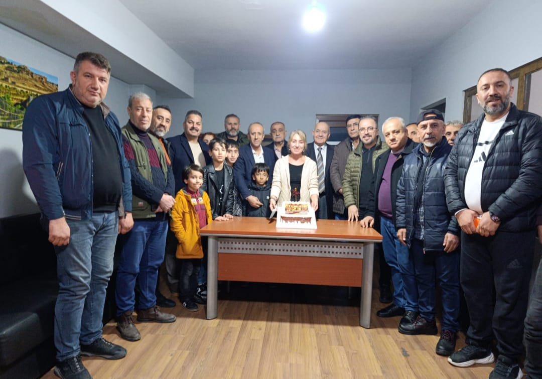 Batman Petrol Gazetesi 23. yaşını pasta keserek kutladı