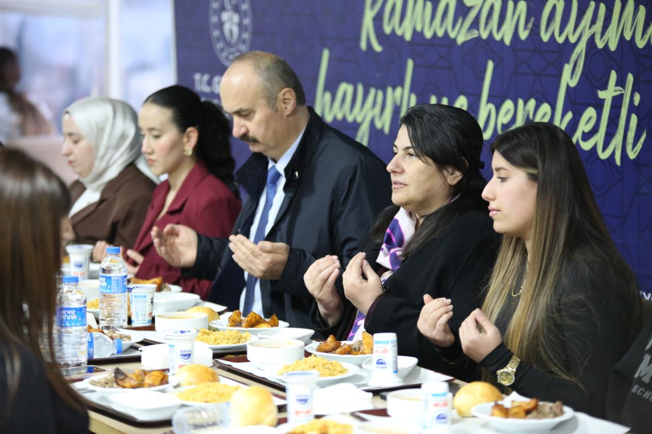 Vali Canalp Üniversite Öğrencileriyle İftar Sofrasında Buluştu