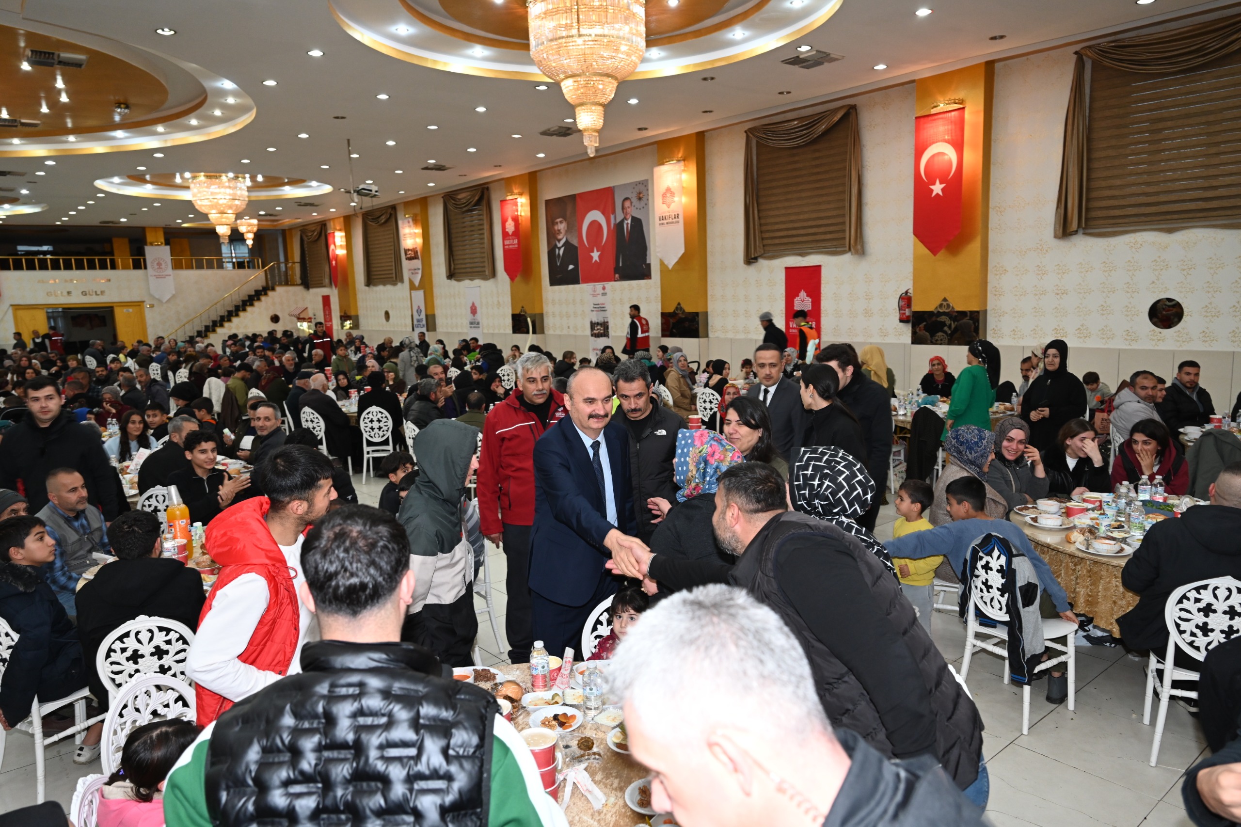Vali Canalp Vakıflar İftarına katıldı