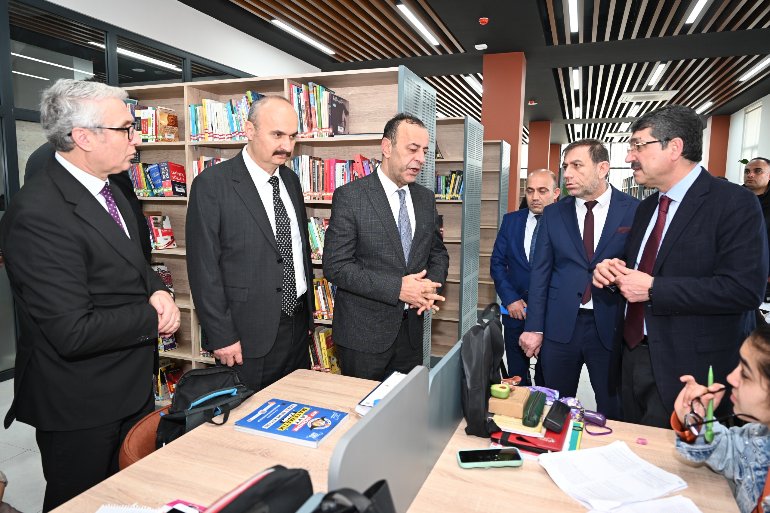 Vali Canalp, Ahmet Kaya Halk Kütüphanesi’nde İncelemelerde Bulundu