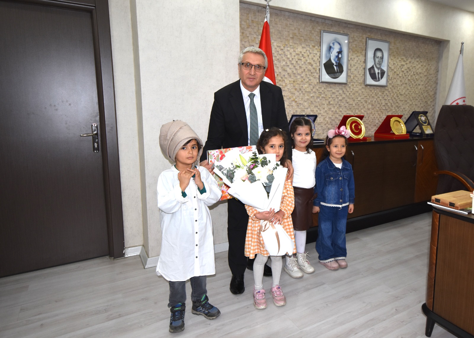 Minik Öğrencilerden İl Müdürü Yaşar Ciğer’e Ziyaret